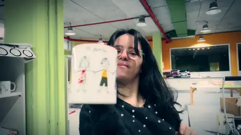 Zulema Morales enseña una taza Zulema Morales enseña una taza