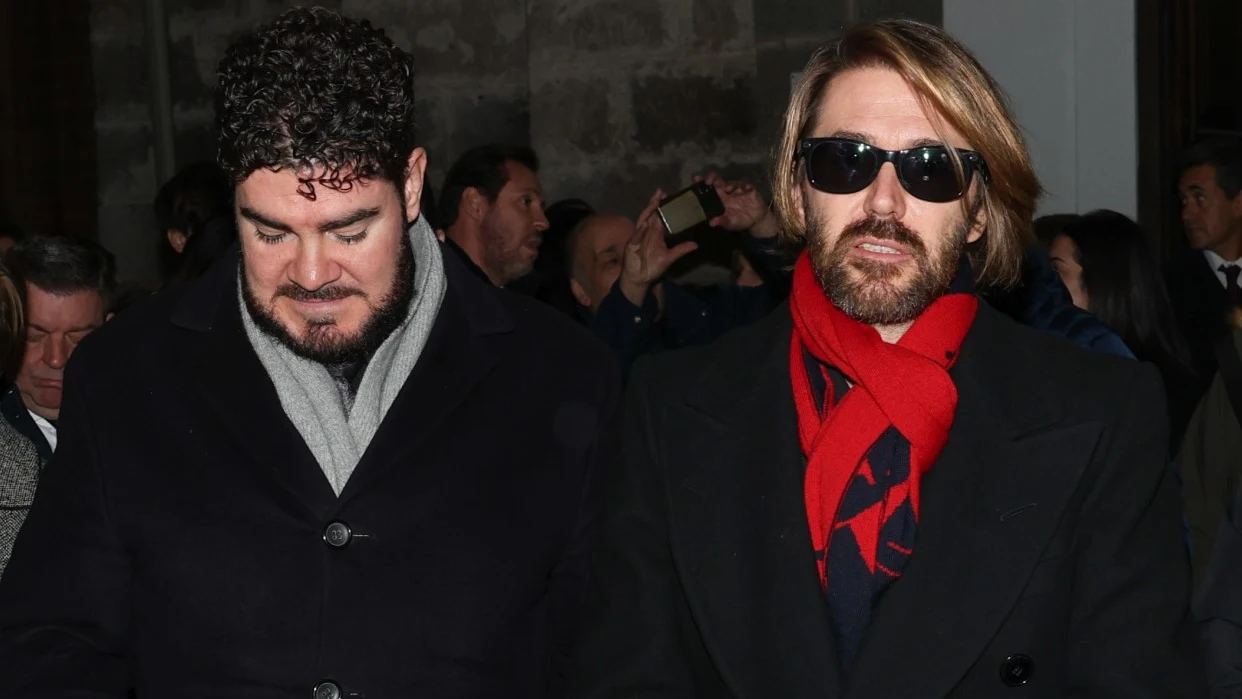 Los hijos de Concha Velasco, Francisco y Manuel, en su entierro