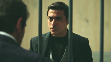 Ömer acaba confesando toda la verdad a Yekta y le amenaza: “Yo saldré de aquí y tú te pudrirás entre estos barrotes”