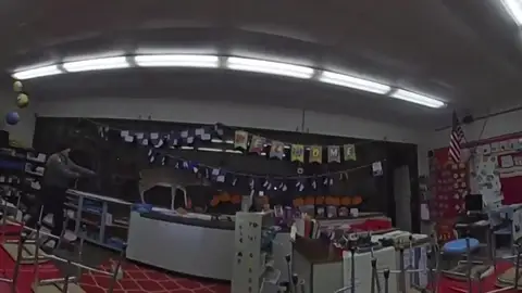 Un ciervo se cuela en una escuela de EE.UU Un ciervo se cuela en una escuela de EE.UU