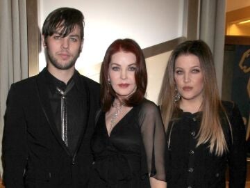 Priscilla Presley con sus hijos Lisa Marie Presley y Navarone Garibaldi