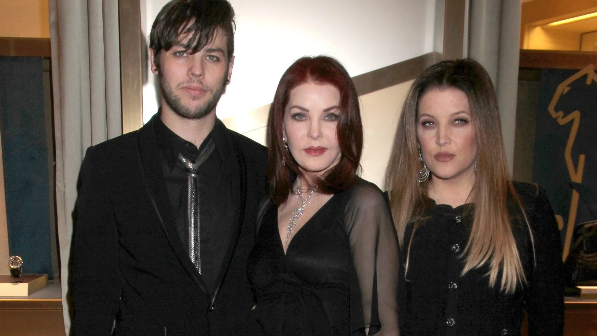 Priscilla Presley con sus hijos Lisa Marie Presley y Navarone Garibaldi