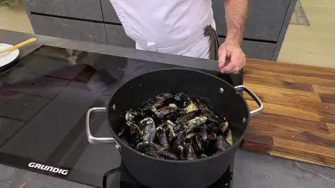 Ponemos los mejillones al fuego Ponemos los mejillones al fuego