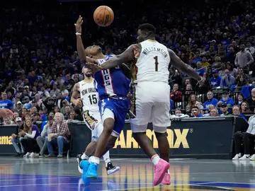 Zion Williamson (d) frena a De'Aaron Fox Zion Williamson (d) frena a De'Aaron Fox