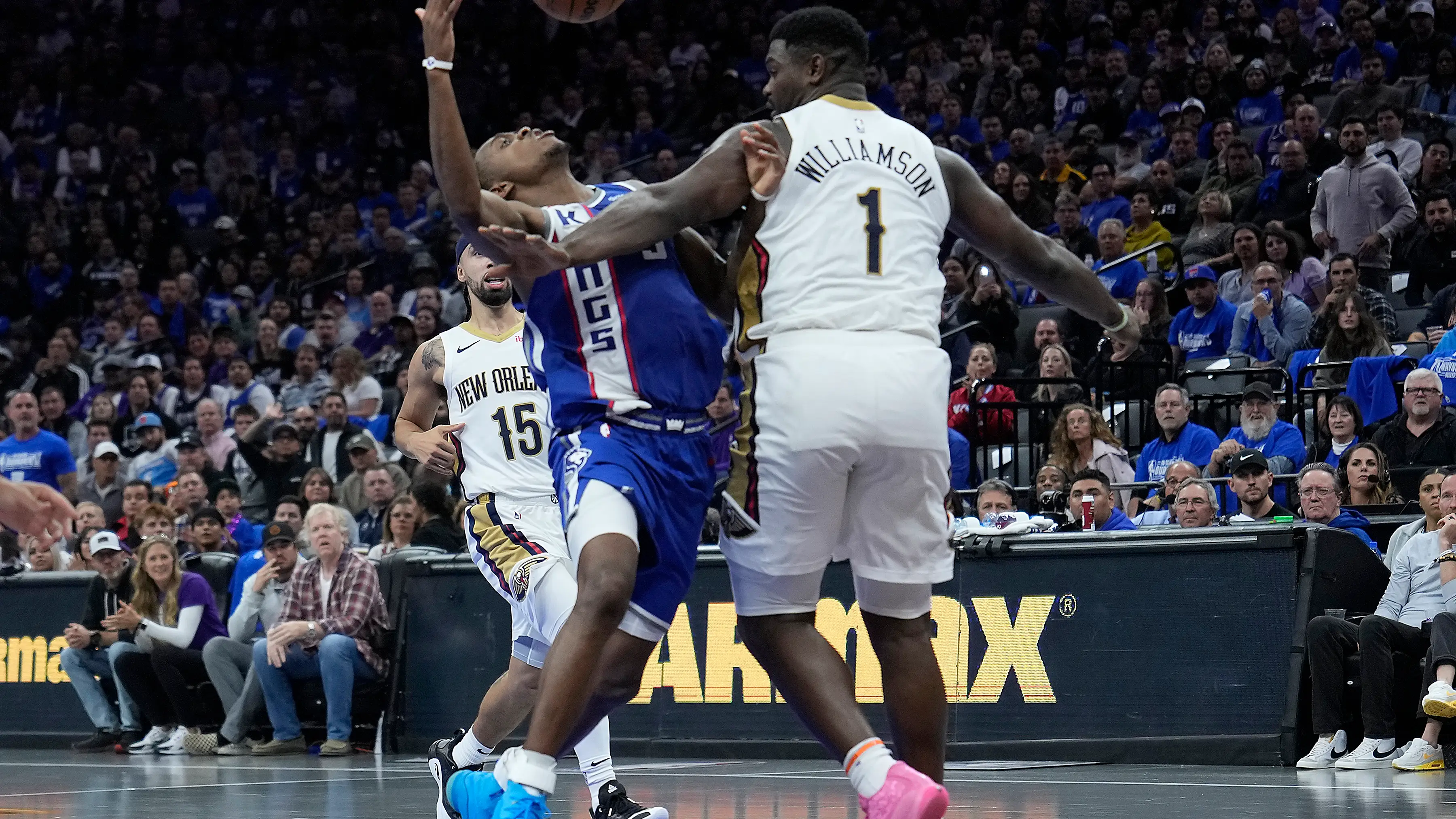 Zion Williamson (d) frena a De'Aaron Fox Zion Williamson (d) frena a De'Aaron Fox