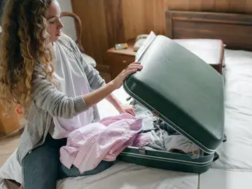 Mujer haciendo maleta Mujer haciendo maleta