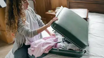 Mujer haciendo maleta