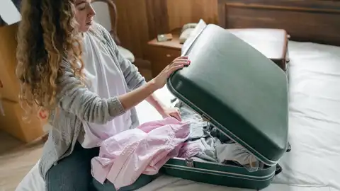 Mujer haciendo maleta Mujer haciendo maleta