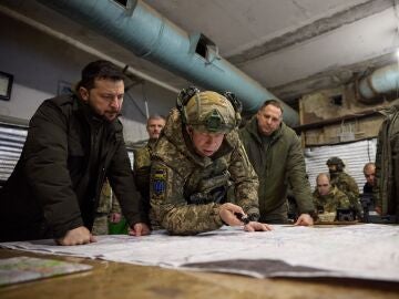 Volodimir Zelenski, presidente de Ucrania, supervisa los planes de sus tropas en el frente de Kupiansk.