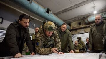 Volodimir Zelenski, presidente de Ucrania, supervisa los planes de sus tropas en el frente de Kupiansk.
