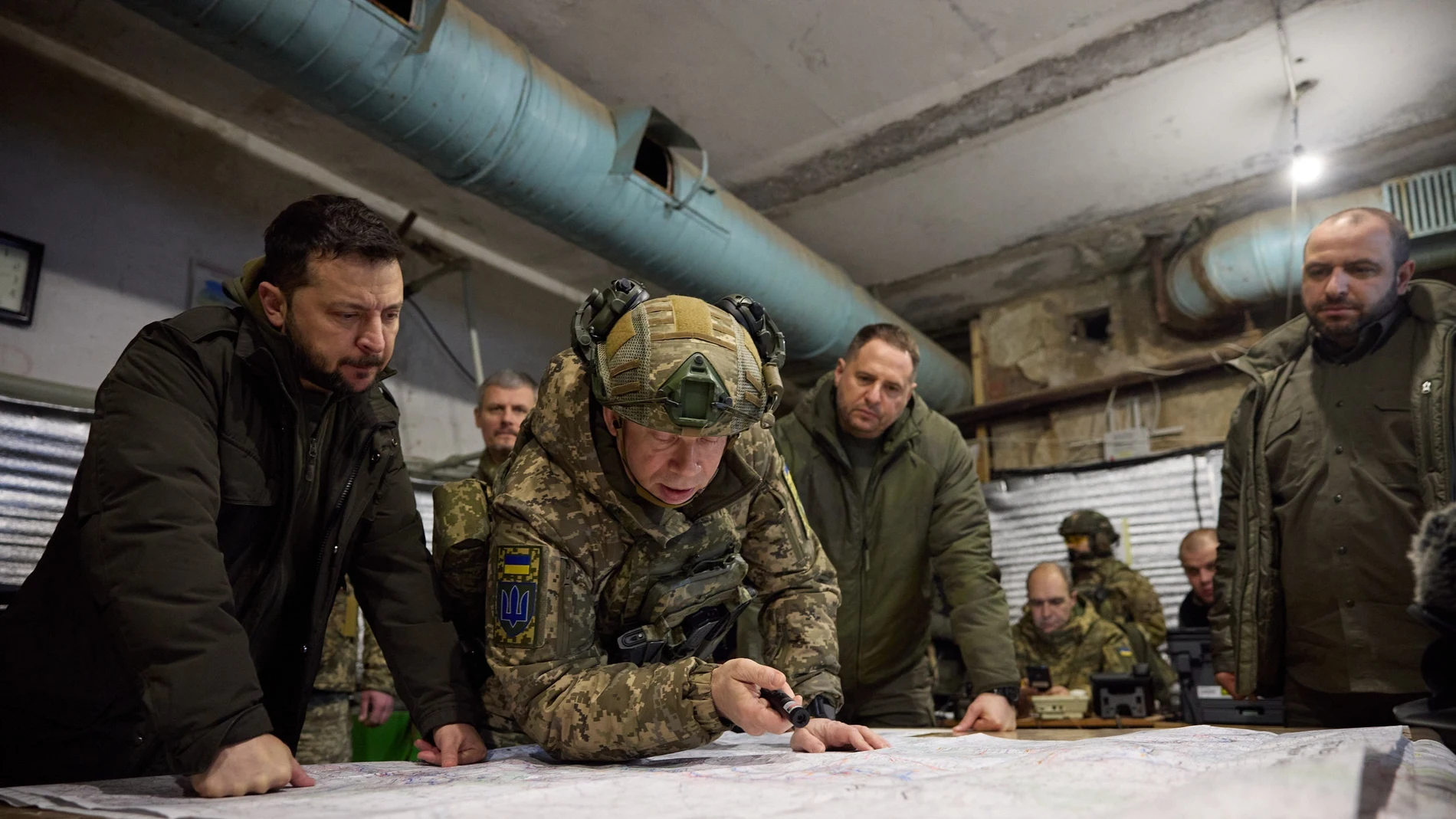 Volodimir Zelenski, presidente de Ucrania, supervisa los planes de sus tropas en el frente de Kupiansk.