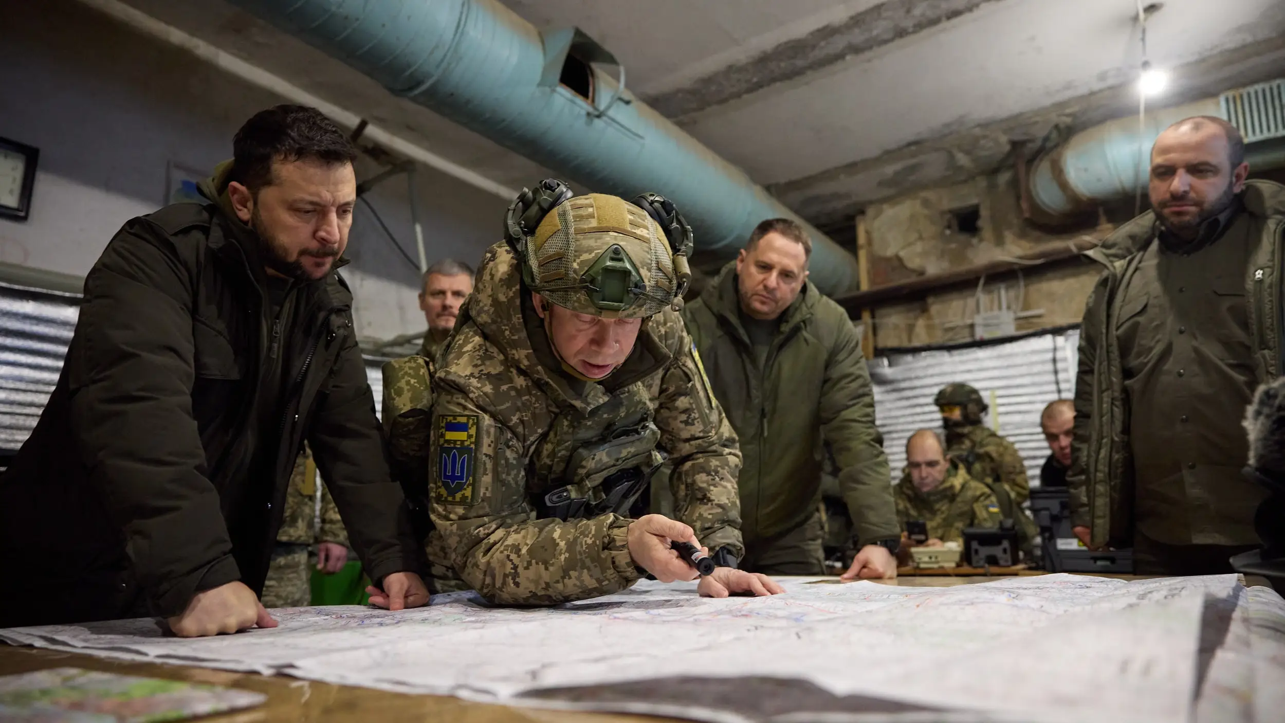 Volodimir Zelenski, presidente de Ucrania, supervisa los planes de sus tropas en el frente de Kupiansk. Volodimir Zelenski, presidente de Ucrania, supervisa los planes de sus tropas en el frente de Kupiansk.