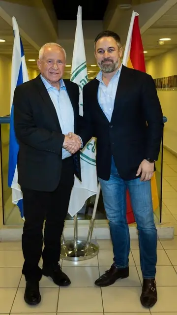 El ministro israelí de Agricultura, Avi Dichter, y el líder de Vox, Santiago Abascal, en Israel