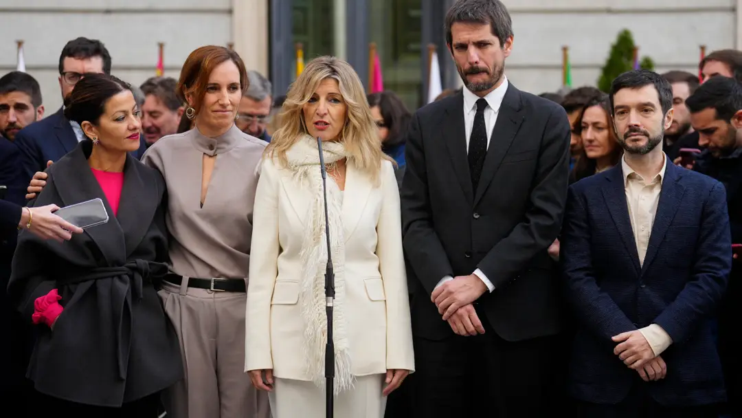 Yolanda Díaz acompañada de los ministros y diputados de su grupo Yolanda Díaz acompañada de los ministros y diputados de su grupo