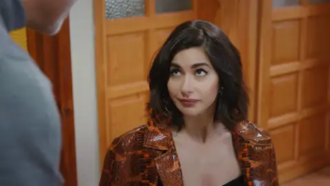 Şahika le ofrece a Halit volver al Holding… ¡En calidad de su ayudante! Şahika le ofrece a Halit volver al Holding… ¡En calidad de su ayudante!