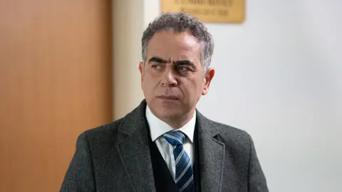 ¿Qué esconde Turgut Ali? Esto es lo que sabemos del nuevo fiscal jefe de Secretos de familia ¿Qué esconde Turgut Ali? Esto es lo que sabemos del nuevo fiscal jefe de Secretos de familia