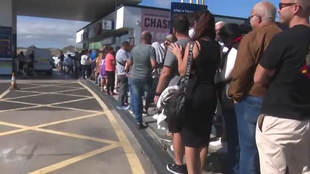 La gasolinera de la suerte de Canarias, lugar de peregrinaci&oacute;n en busca de los millones de la Loter&iacute;a de Navidad