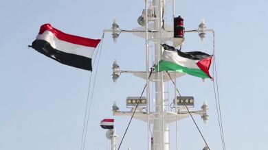 Un buque secuestrado se convierte en atracción turística de rebeldes hutíes en Yemen