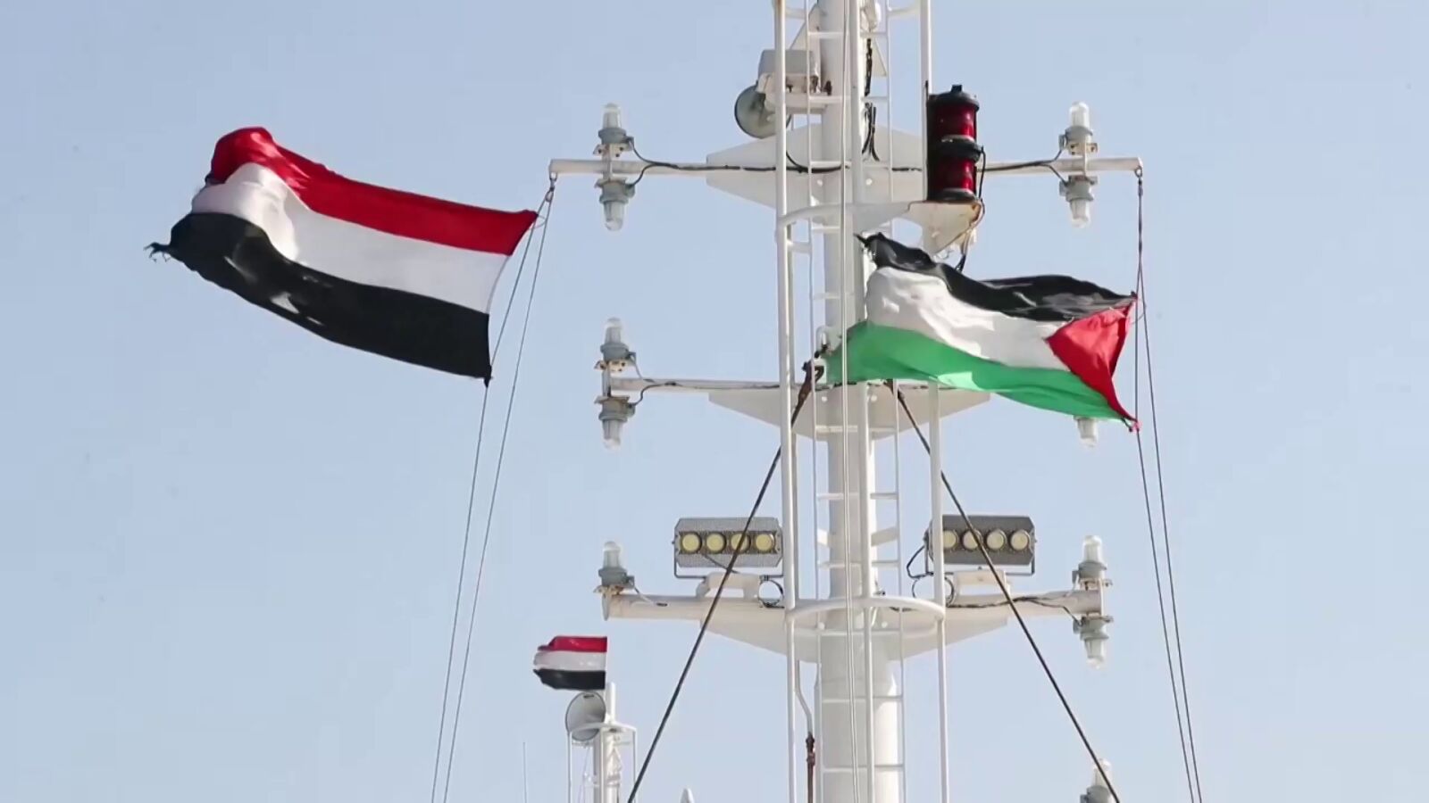 Un buque secuestrado se convierte en atracción turística de rebeldes hutíes en Yemen