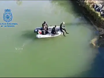 Agentes de la Policía Nacional en el río Jucar