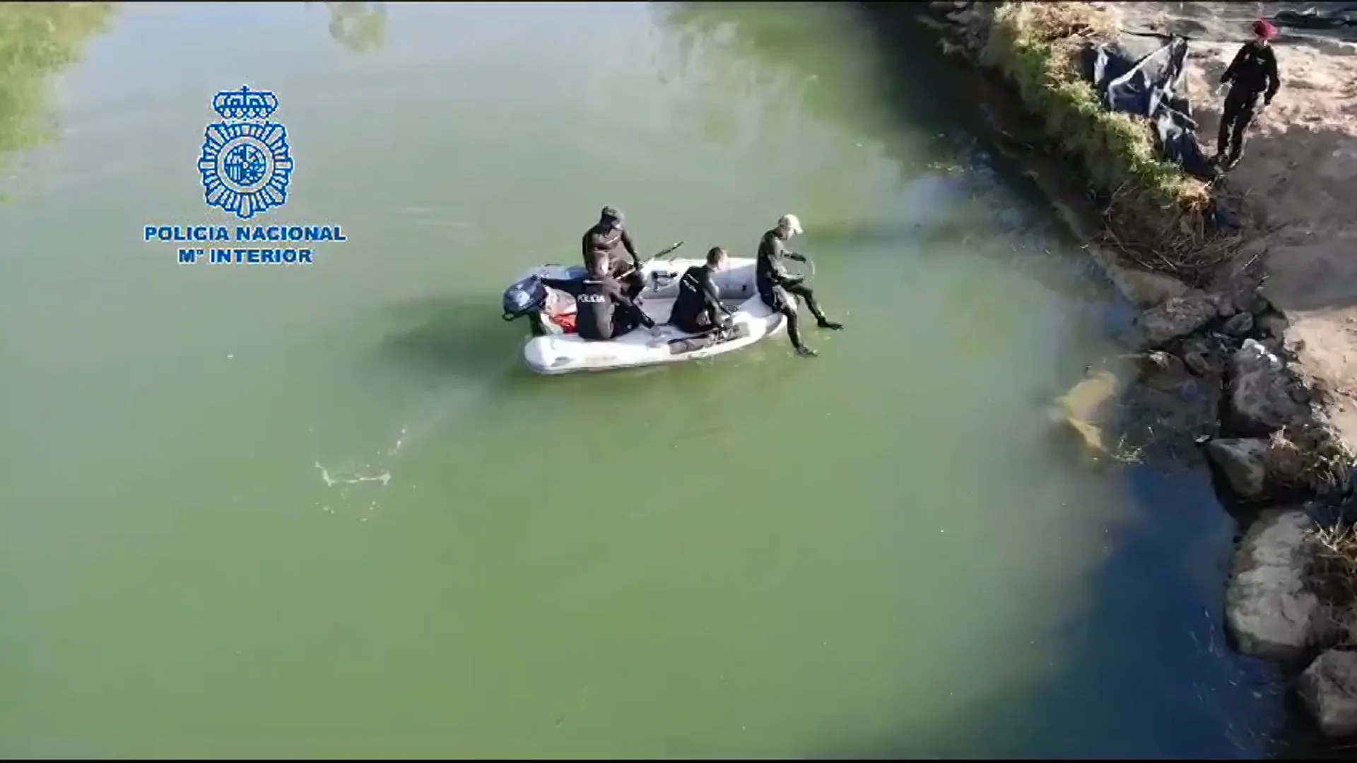 Agentes de la Policía Nacional en el río Jucar Agentes de la Policía Nacional en el río Jucar