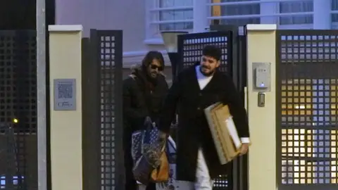 Manuel Velasco y Paco Marsó saliendo de la residencia de su madre Manuel Velasco y Paco Marsó saliendo de la residencia de su madre