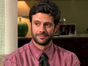Reavivando sentimientos: Rom&aacute;n se acerca a Lola con una t&iacute;mida declaraci&oacute;n de amor