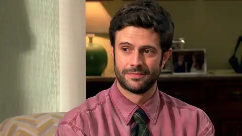 Reavivando sentimientos: Román se acerca a Lola con una tímida declaración de amor Reavivando sentimientos: Román se acerca a Lola con una tímida declaración de amor