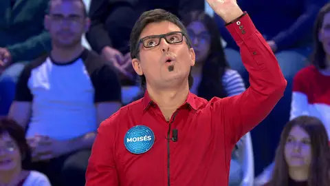 La camisa roja de Moisés desata la imaginación: ¿a qué serie recuerda? La camisa roja de Moisés desata la imaginación: ¿a qué serie recuerda?