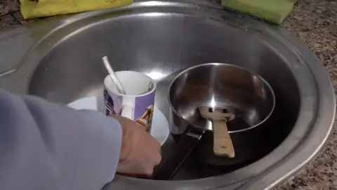 Platos sin lavar en el fregadero Platos sin lavar en el fregadero
