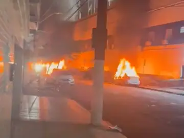 Vehículos incendiados tras el descenso del Santos Vehículos incendiados tras el descenso del Santos
