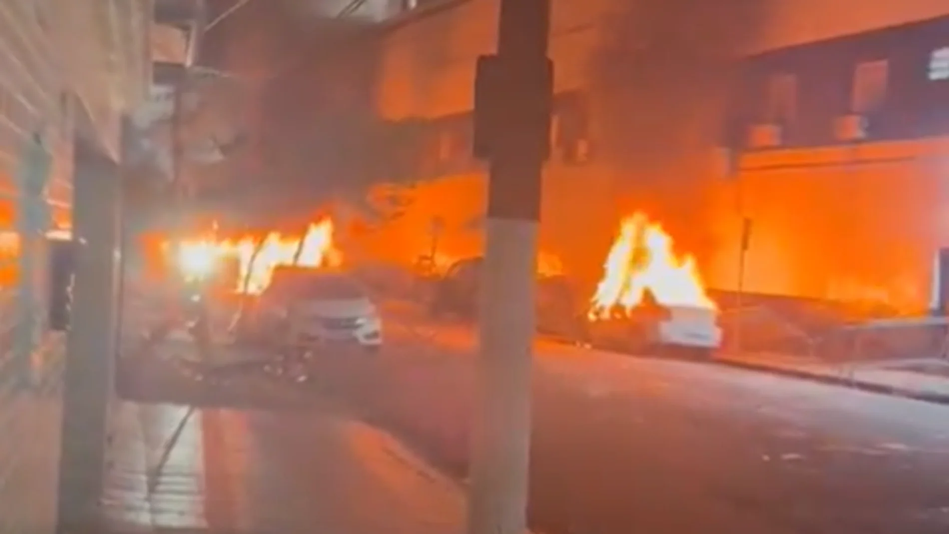 Vehículos incendiados tras el descenso del Santos