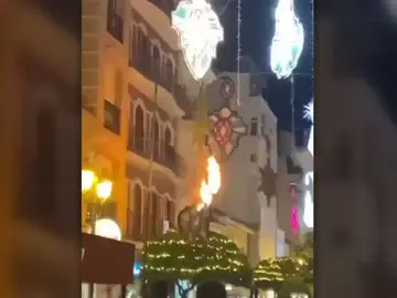 Incendio de adorno navideño en Puente Genil Incendio de adorno navideño en Puente Genil