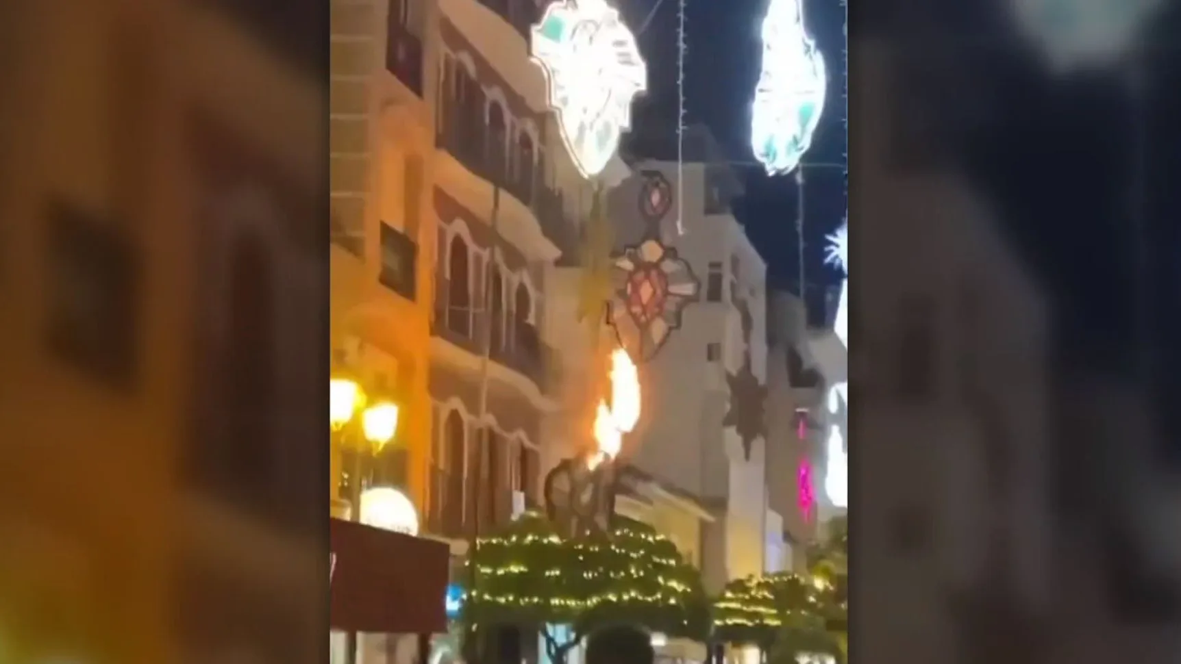 Incendio de adorno navideño en Puente Genil Incendio de adorno navideño en Puente Genil