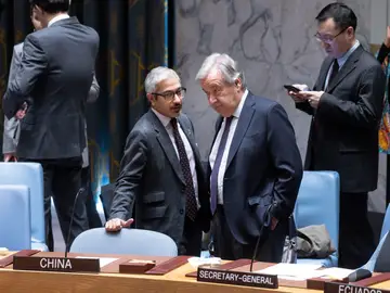 El secretario general de la ONU, António Guterres, junto al embajador de Emiratos Árabes Unidos, Mohamed Abushahab El secretario general de la ONU, António Guterres, junto al embajador de Emiratos Árabes Unidos, Mohamed Abushahab