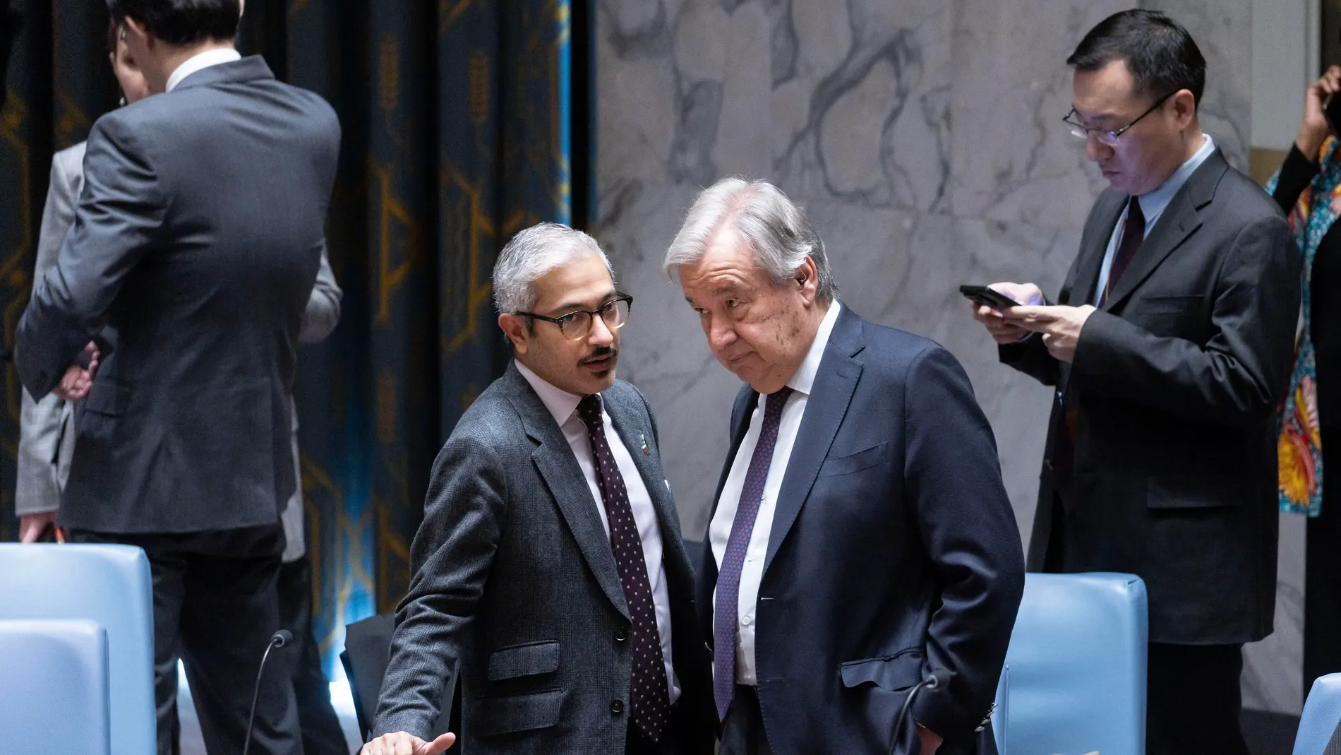 El secretario general de la ONU, António Guterres, junto al embajador de Emiratos Árabes Unidos, Mohamed Abushahab