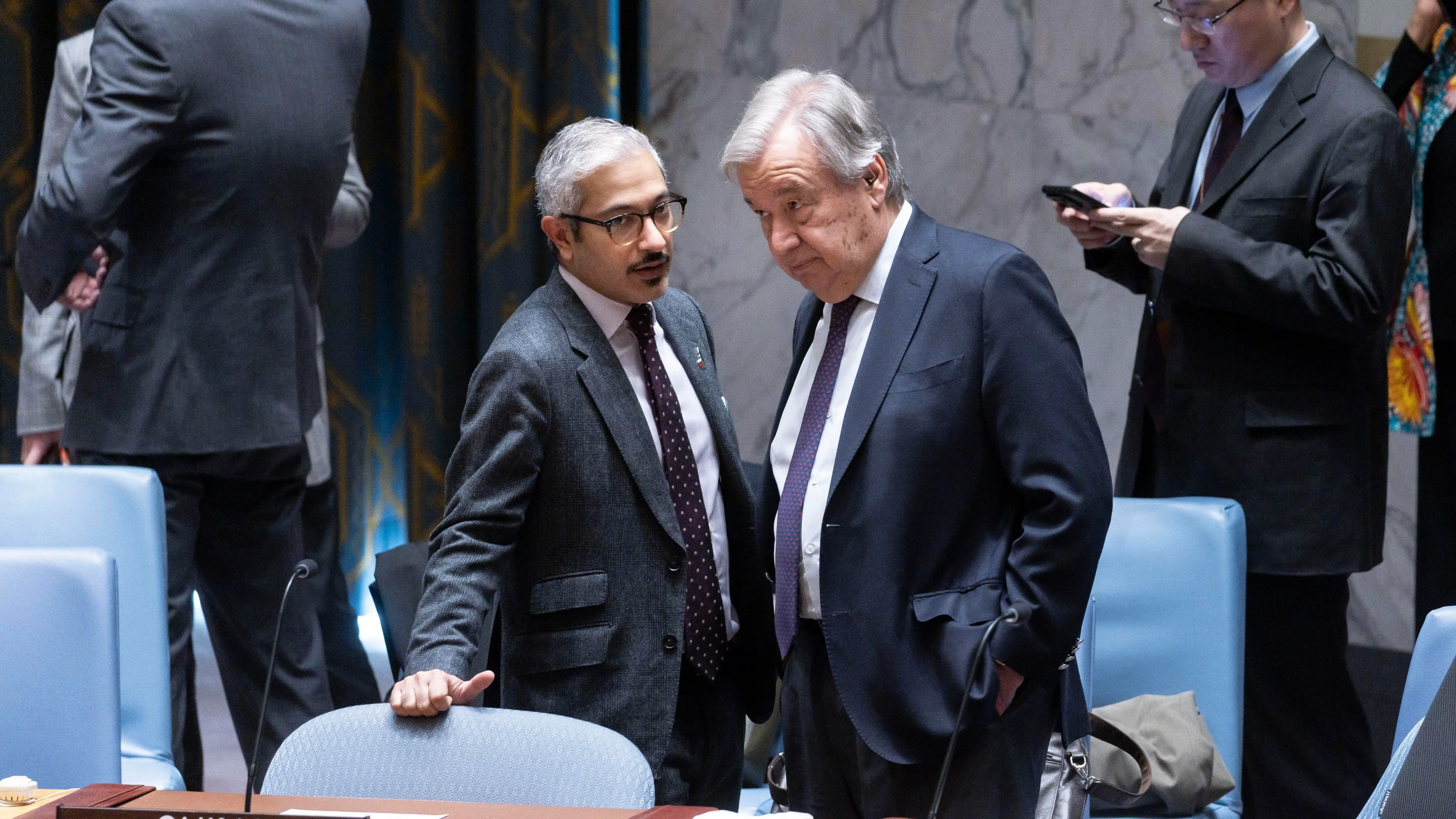 El secretario general de la ONU, Ant&oacute;nio Guterres, junto al embajador de Emiratos &Aacute;rabes Unidos, Mohamed Abushahab