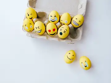 Emociones y caras en una huevera de emojis Emociones y caras en una huevera de emojis
