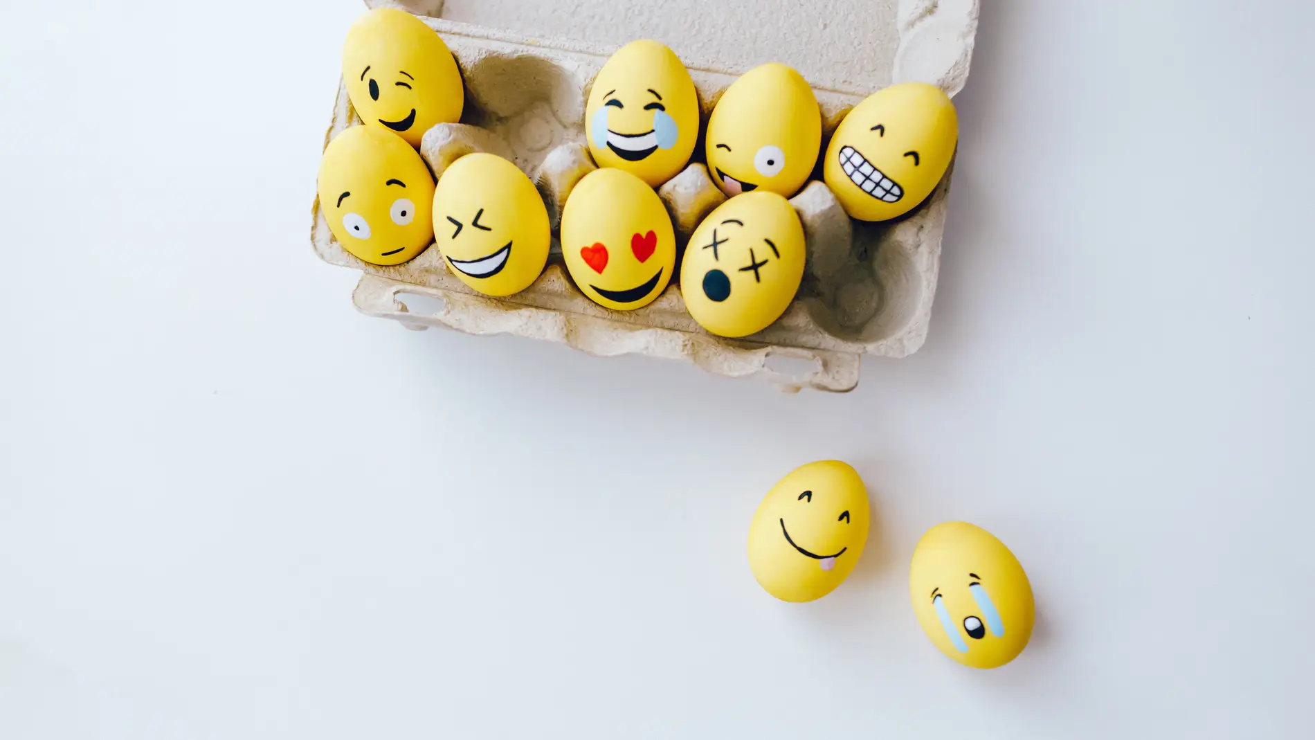 Emociones y caras en una huevera de emojis 