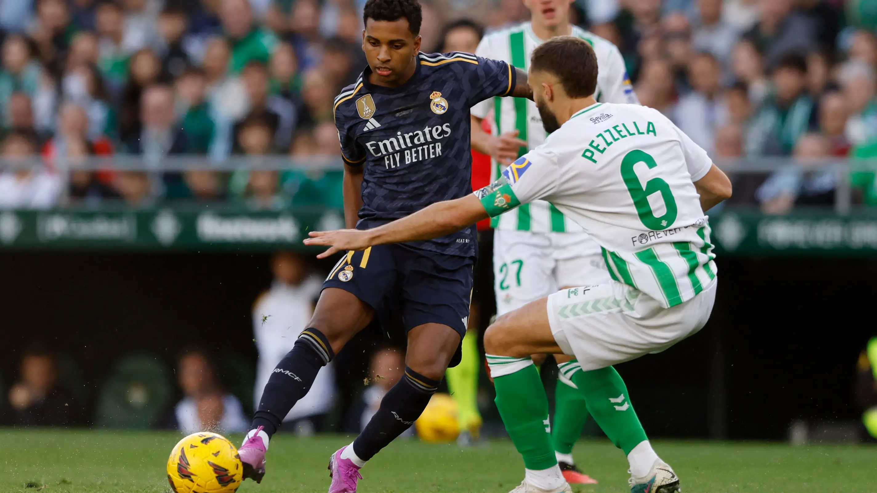 Rodrygo encara a Pezzella durante el Betis - Real Madrid Rodrygo encara a Pezzella durante el Betis - Real Madrid