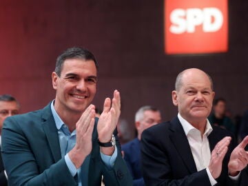 El presidente del Gobierno, Pedro Sánchez, junto al canciller alemán, Olaf Scholz