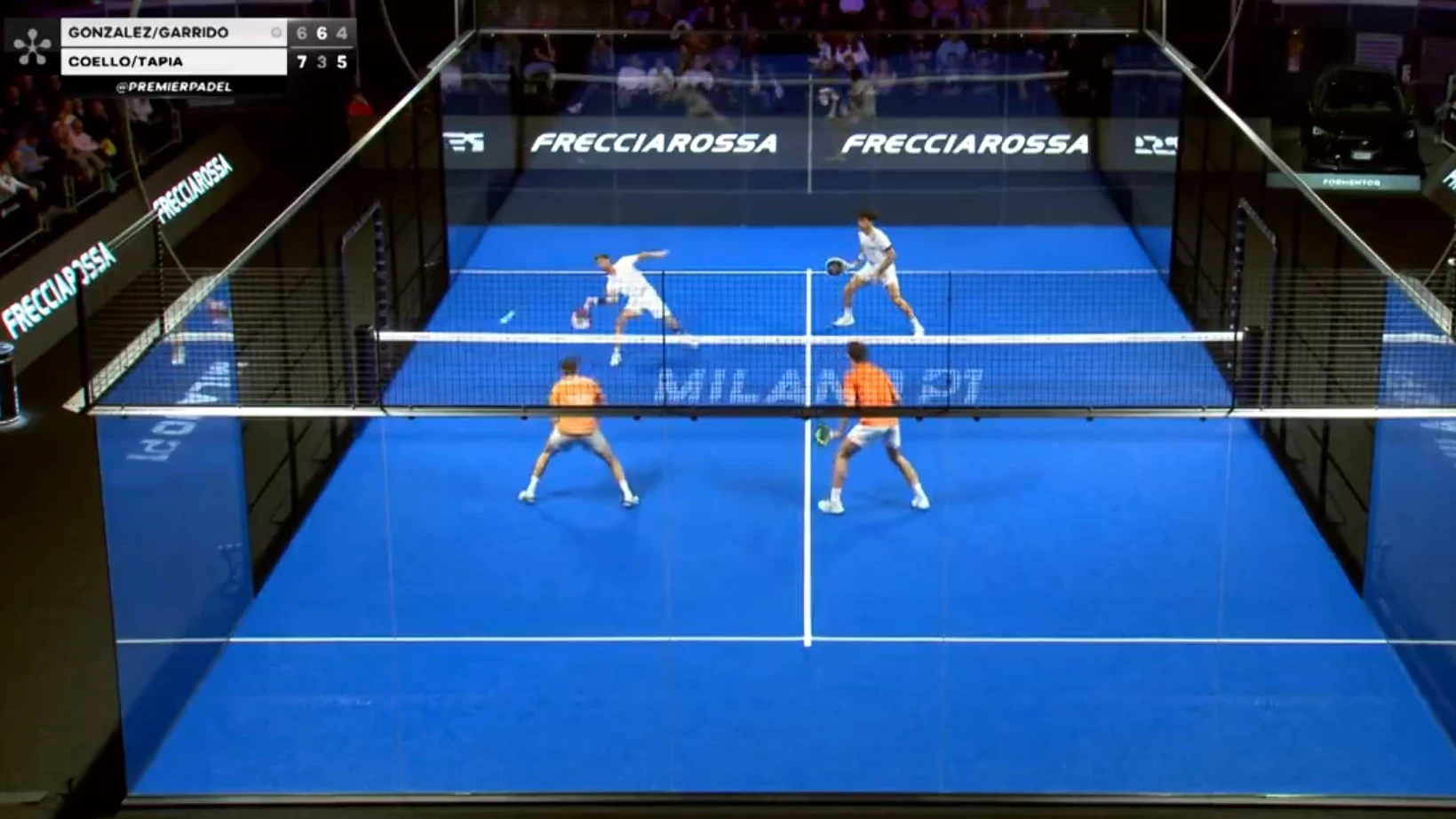Momo González, en acción ante Tapia y Coello Momo González, en acción ante Tapia y Coello