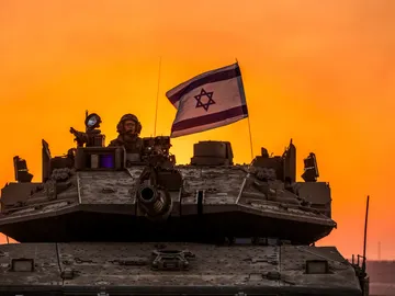Israel, Sderot: Soldados israelíes sobre un tanque cerca de la frontera entre Israel y Gaza. Israel, Sderot: Soldados israelíes sobre un tanque cerca de la frontera entre Israel y Gaza.