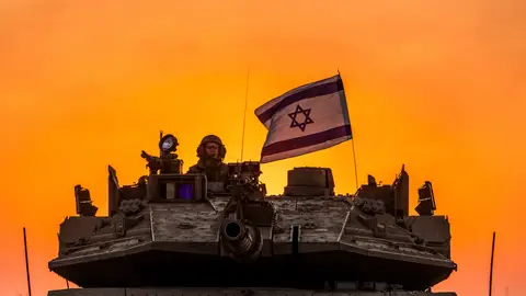 Israel, Sderot: Soldados israelíes sobre un tanque cerca de la frontera entre Israel y Gaza.