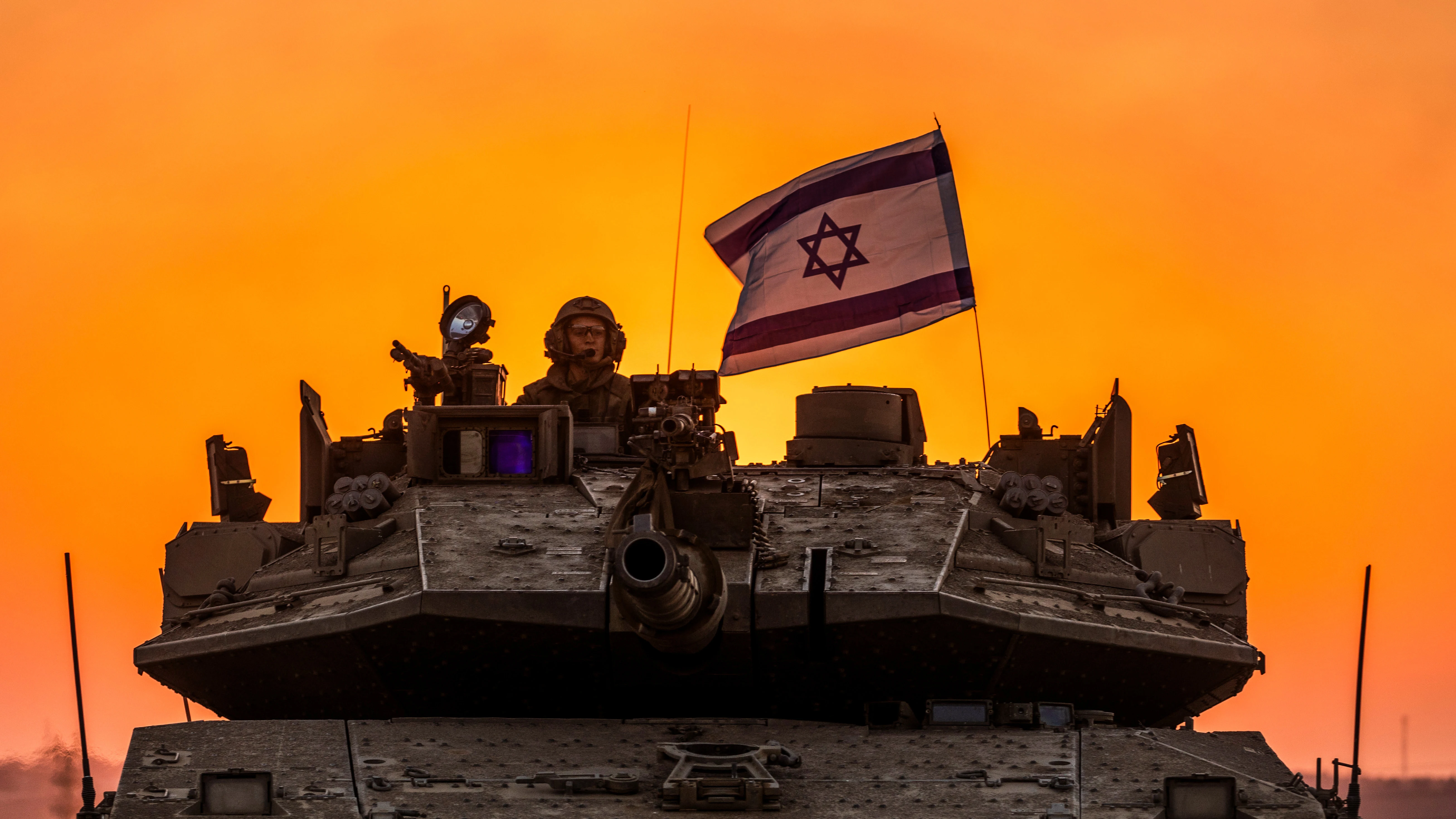 Israel, Sderot: Soldados israelíes sobre un tanque cerca de la frontera entre Israel y Gaza. Israel, Sderot: Soldados israelíes sobre un tanque cerca de la frontera entre Israel y Gaza.