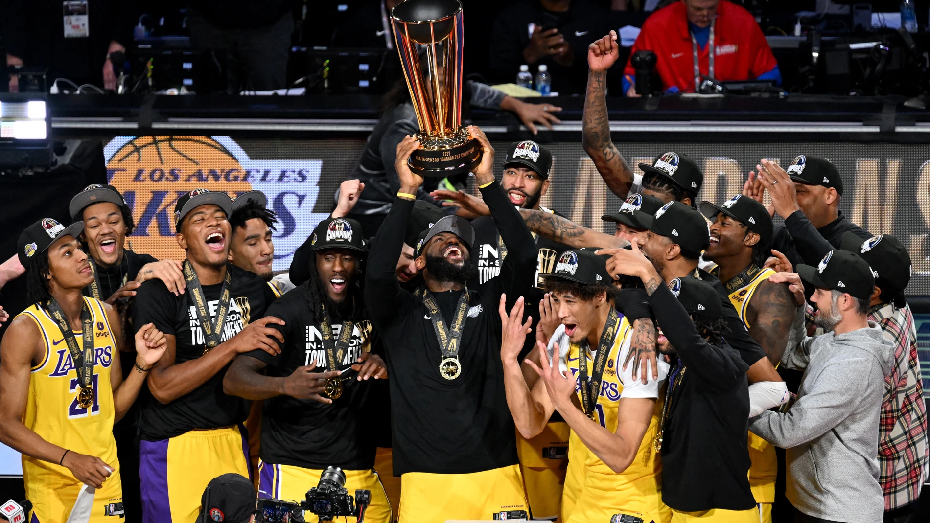 LeBron James levanta el trofeo del In-Season Tournament de la NBA