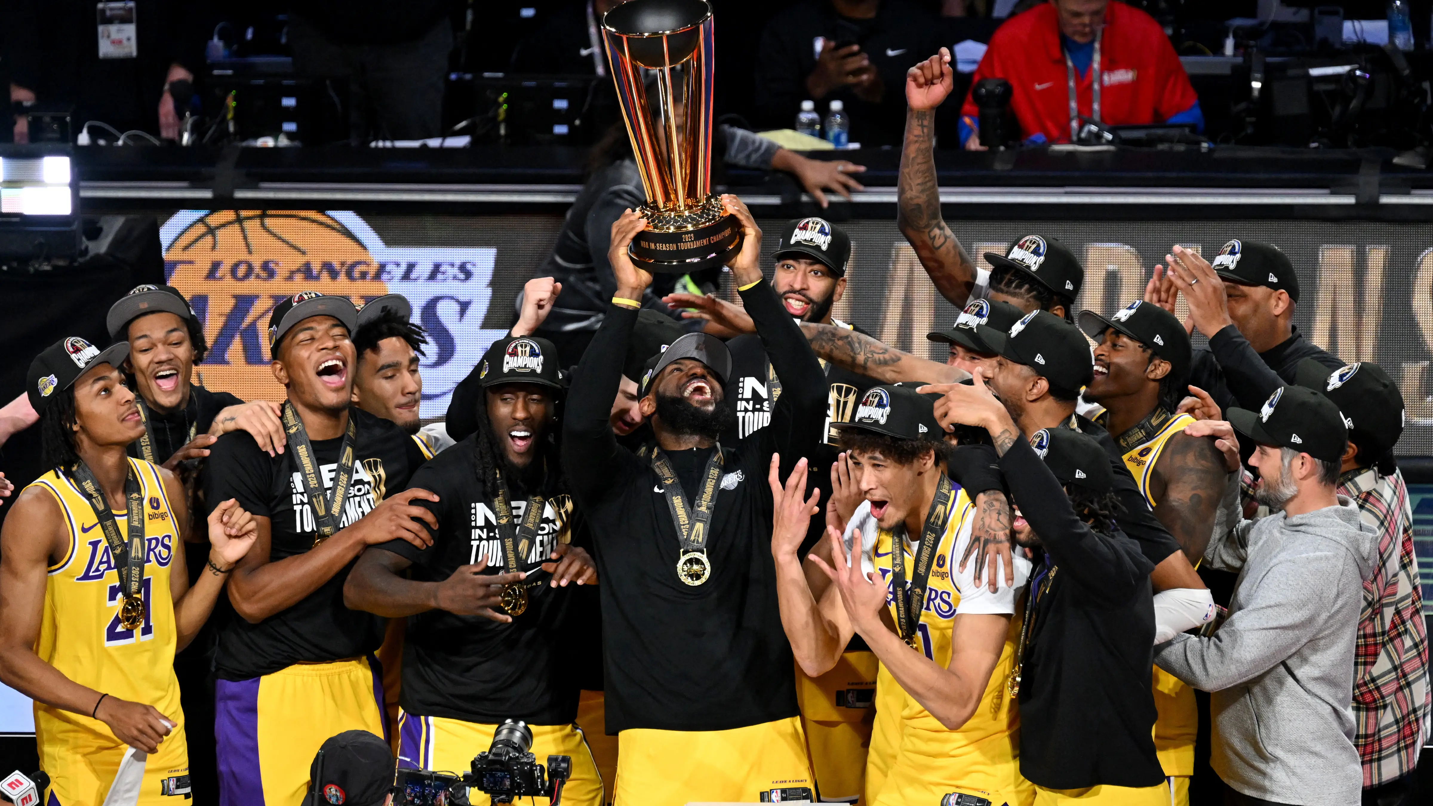 LeBron James levanta el trofeo del In-Season Tournament de la NBA LeBron James levanta el trofeo del In-Season Tournament de la NBA