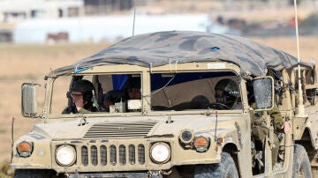Soldados israelíes sentados dentro de un vehículo militar en la frontera