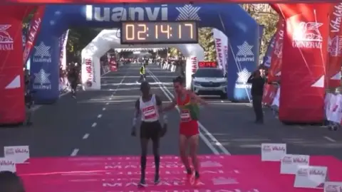 Momento en el que Ricardo Rosado ayuda al keniano Kimtai Kiprono Momento en el que Ricardo Rosado ayuda al keniano Kimtai Kiprono