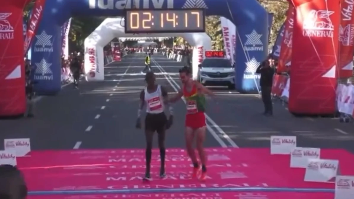 Momento en el que Ricardo Rosado ayuda al keniano Kimtai Kiprono Momento en el que Ricardo Rosado ayuda al keniano Kimtai Kiprono